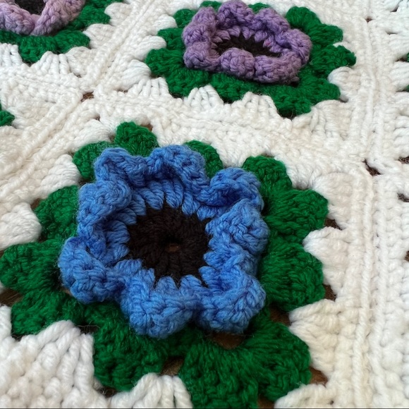 Beautiful VTG Handmade Flower Afghan Blanket - Picture 13 of 16